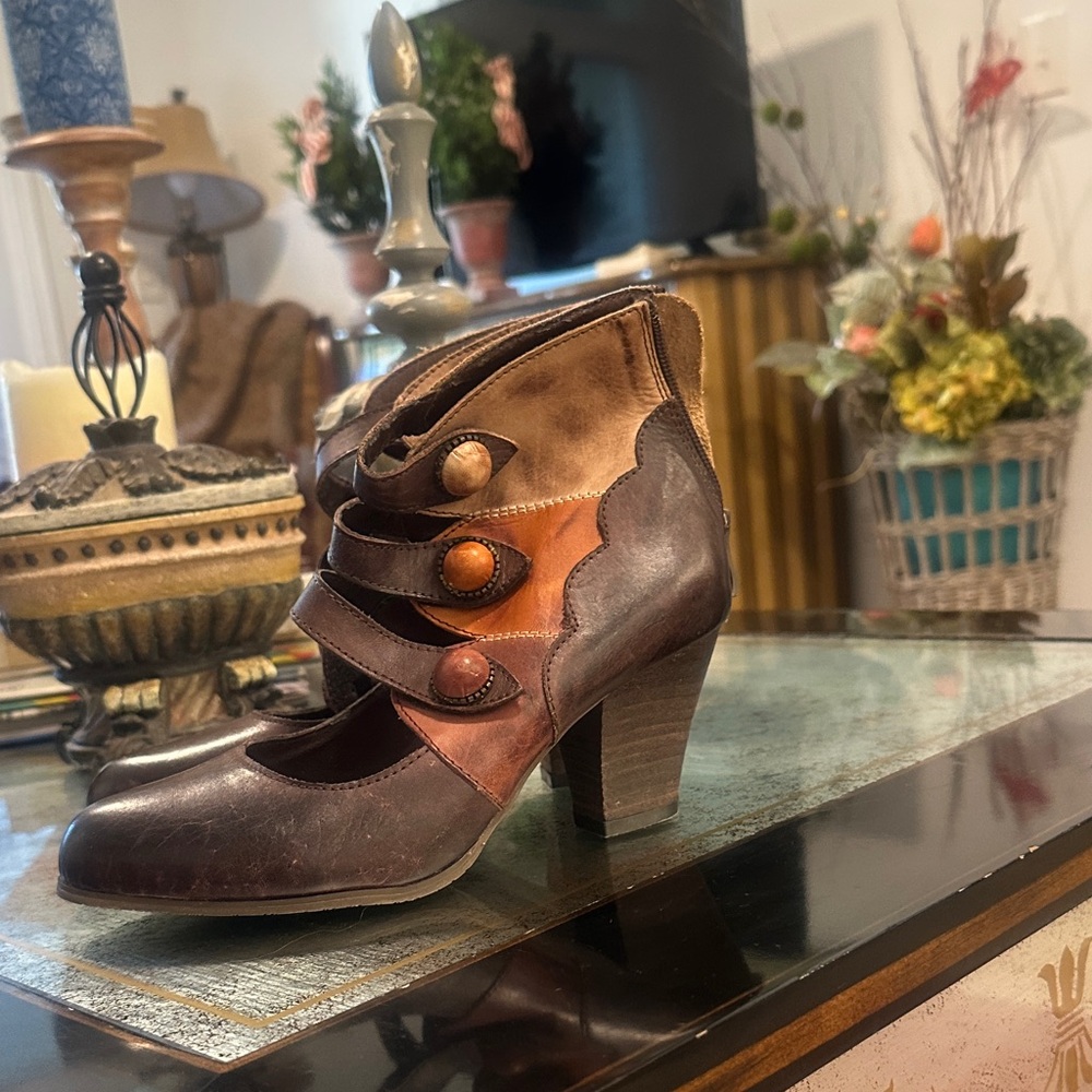L'ATISTE Brown and Tan Heeled Boots - Picture 2 of 6